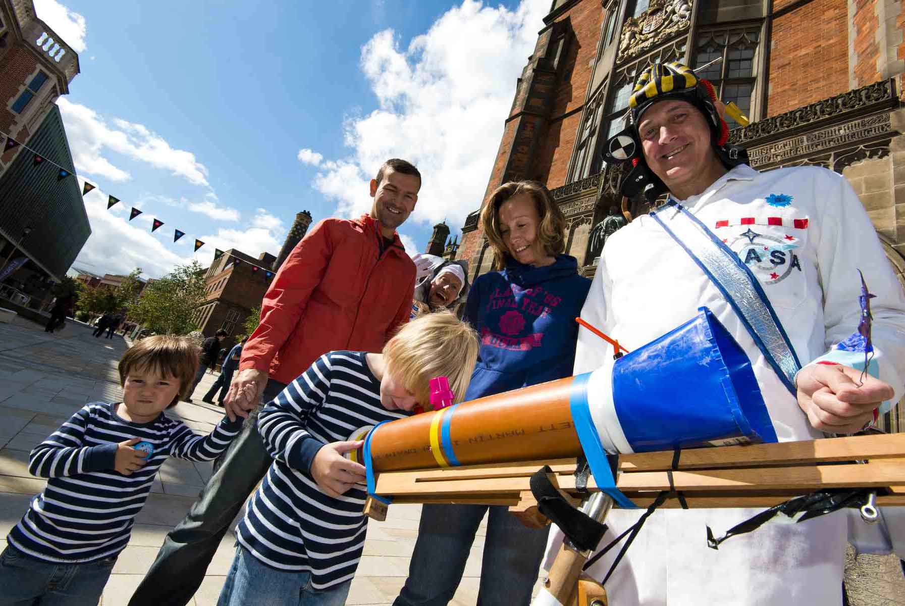 A family discovers they can see the stars during the day with Dr Ken's sky scanner 5000.