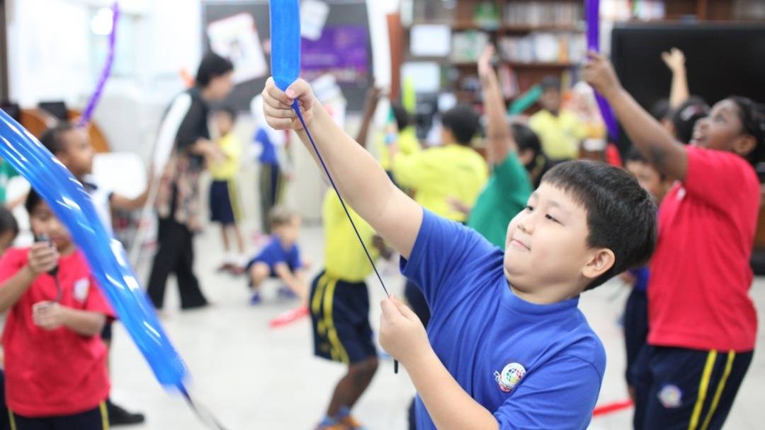Pupils explore the forces behind launching a rocket balloon by holding the inflated section and pulling on the deflated tail, then letting go.